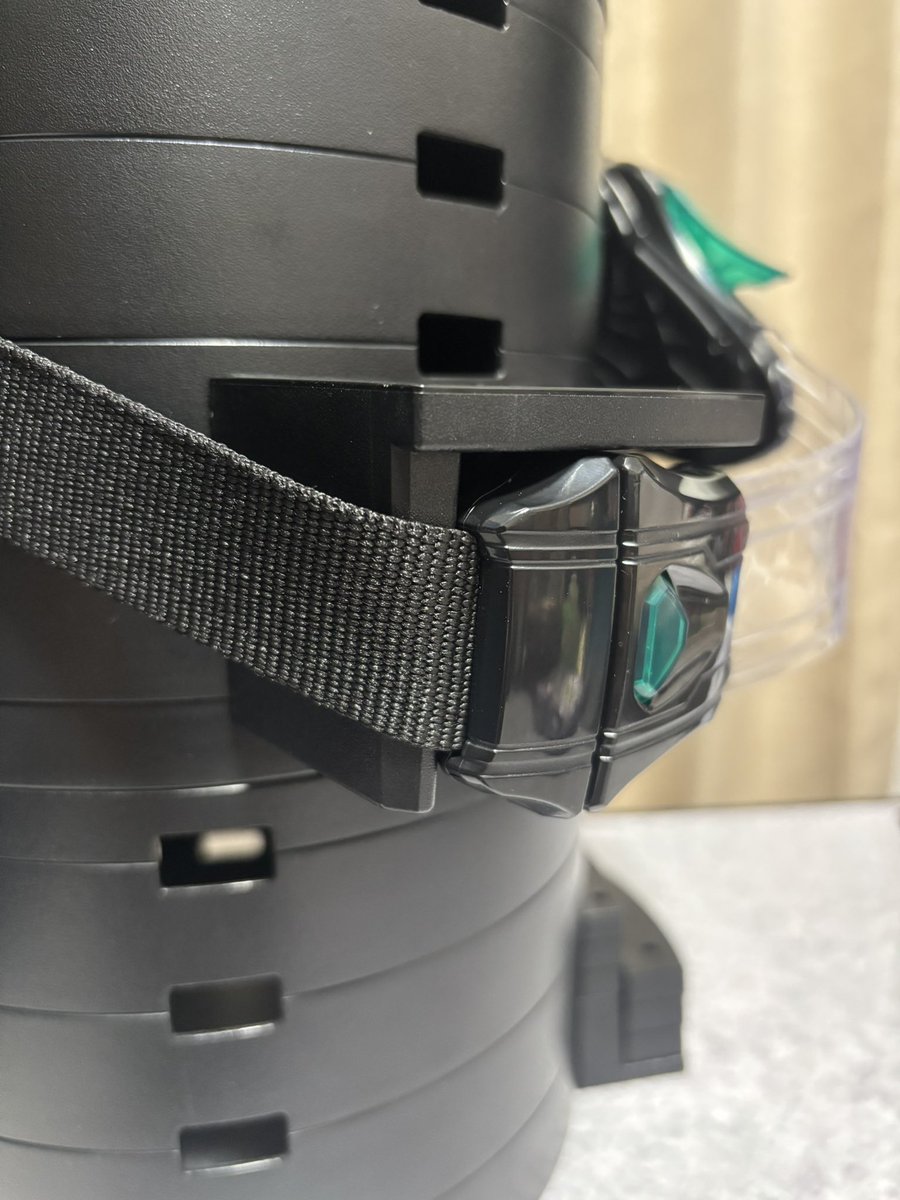 ディスプレイ台座斜め掛けver届いた！
イマイチしっくりまけなかったので
試行錯誤の結果、左の拡張パーツを逆さまにして取り付けてみたらいくらかしっくりきました
ベルトへの負担も少ないような気がする、、、
お試しあれ、、、
(((；ﾟДﾟ)))ﾄﾞｷﾄﾞｷ

#ディスプレイ台座斜め掛けver