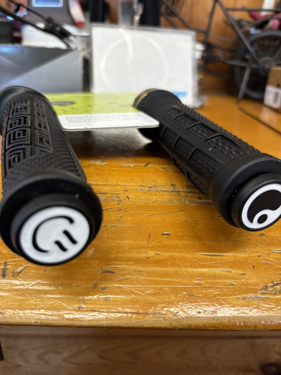 ogwcycle's tweet image. グリップ色々再入荷
GDHのvali holl editionはエンドキャップが可愛いです。
ほか、定番のlongneckのロックオンやVANQUISHもございます。