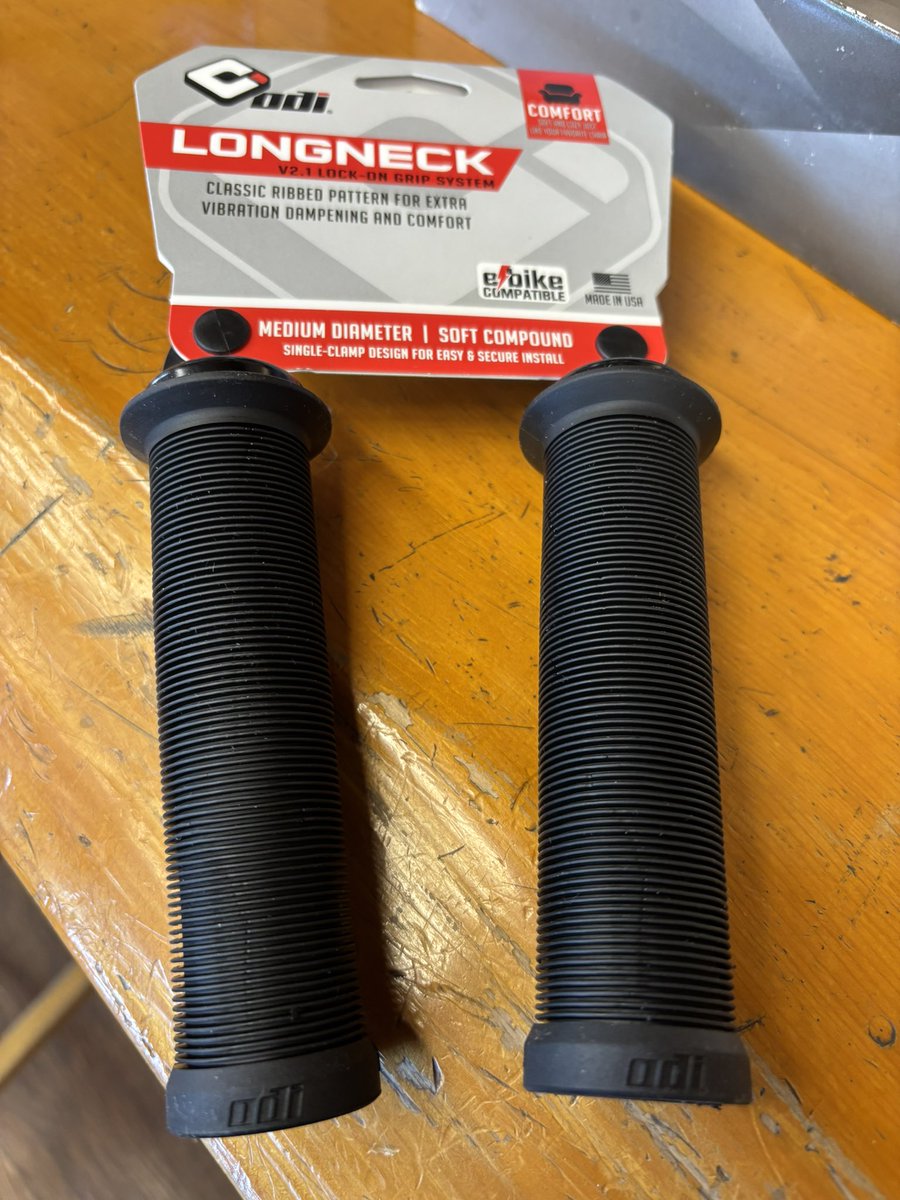 ogwcycle's tweet image. グリップ色々再入荷
GDHのvali holl editionはエンドキャップが可愛いです。
ほか、定番のlongneckのロックオンやVANQUISHもございます。