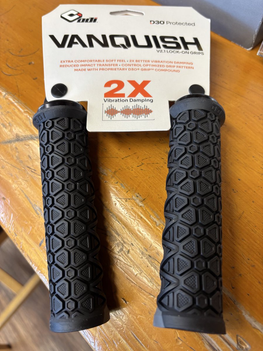 ogwcycle's tweet image. グリップ色々再入荷
GDHのvali holl editionはエンドキャップが可愛いです。
ほか、定番のlongneckのロックオンやVANQUISHもございます。