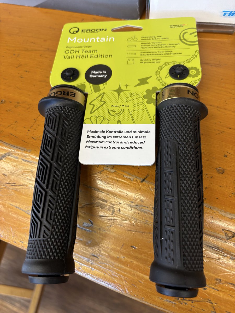 ogwcycle's tweet image. グリップ色々再入荷
GDHのvali holl editionはエンドキャップが可愛いです。
ほか、定番のlongneckのロックオンやVANQUISHもございます。