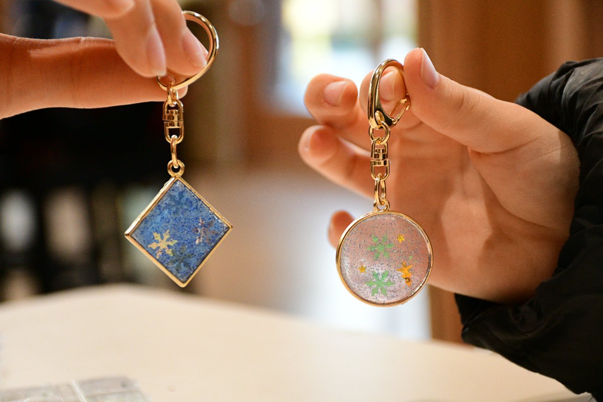 大好評「レジンでキーホルダーづくり」。レジンで雪の結晶などの封入