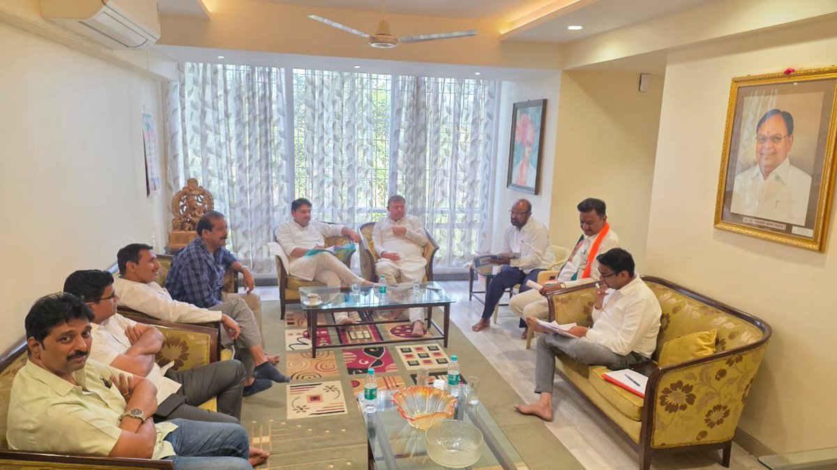 patilvishalvp's tweet image. सांगलीत माजी मंत्री आ. डॉ. विश्वजीत कदम साहेबांच्या प्रमुख उपस्थितीत सांगली, मिरज आणि कुपवाड महापालिका निवडणुकीच्या पार्श्वभूमीवर काँग्रेस आणि मित्रपक्षांची महत्त्वपूर्ण बैठक पार पडली. बैठकीत संघटन अधिक सक्षम करून महाविकास आघाडीची ताकद प्रत्येक प्रभागापर्यंत कशी पोहोचवायची, यावर…