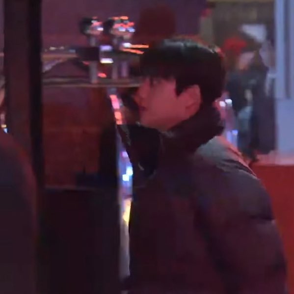 ㅅㅂ 이게 우정이겠지
레드카펫 왔다가 우빈이형 결혼식 갔다가 다시 무대 하러 멜뮤 올 도경수 리스펙한다