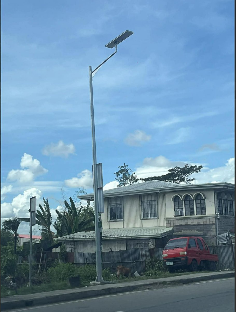imtheatan's tweet image. ₱1.3 MILLION EACH — FOR A SINGLE STREETLIGHT?!

This is Iloilo City -- MY CITY. 

I pass by these baranggays often, and yes,  these are the same solar streetlights I see along the road.

According to the DPWH website, a solar street-lighting project facilitated by Iloilo City…