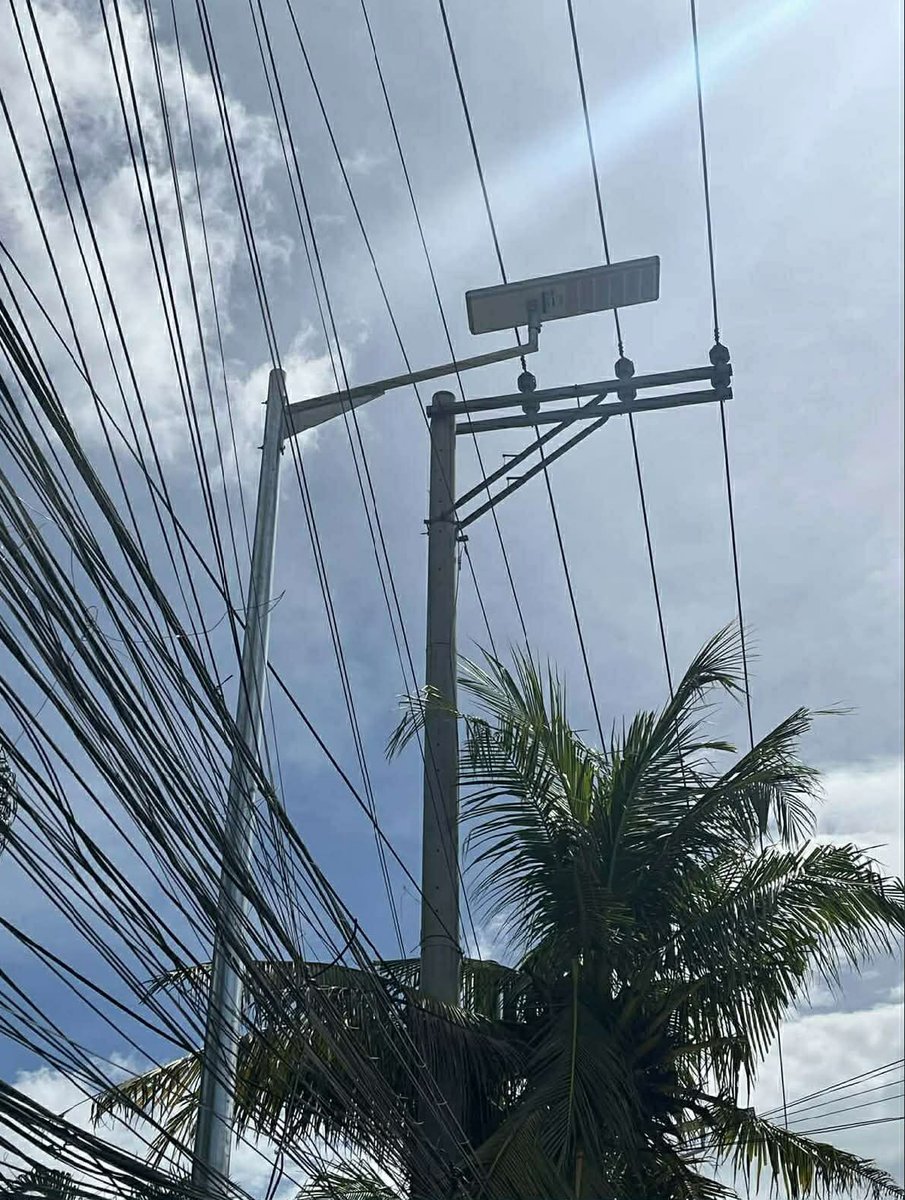 imtheatan's tweet image. ₱1.3 MILLION EACH — FOR A SINGLE STREETLIGHT?!

This is Iloilo City -- MY CITY. 

I pass by these baranggays often, and yes,  these are the same solar streetlights I see along the road.

According to the DPWH website, a solar street-lighting project facilitated by Iloilo City…