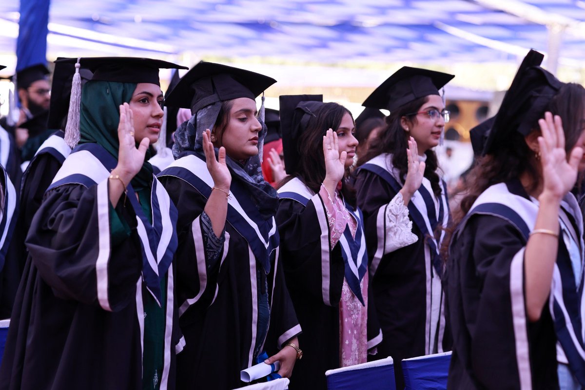 Dow_Uni's tweet image. #DUHS marked its #15thConvocation on 17 Dec 2025, conferring degrees upon 2,894 graduates across healthcare disciplines. Held at the Ojha Campus Cricket Ground, the ceremony celebrated academic excellence, leadership, and a shared commitment to serving humanity.