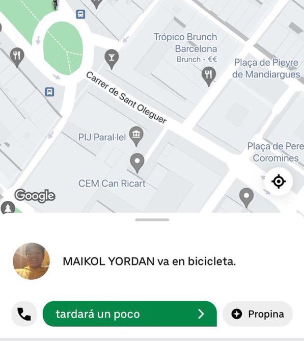 hoy me trae el desayuno una leyenda de la NBA. en bicicleta. que suerte la mía