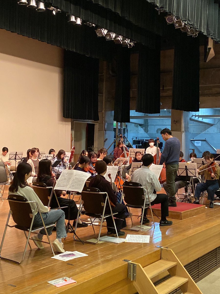 orchestrakippis's tweet photo. 先週と今週の週末で、指揮者の粟辻聡先生@so_awatsuji をお迎えし、第1回・第2回指揮者トレーニング行いました！
練習の様子をお届けします🌼
これからどんな演奏が作り上げられていくか楽しみです✨

#kippis🥂 https://t.co/tzDidiEJdl