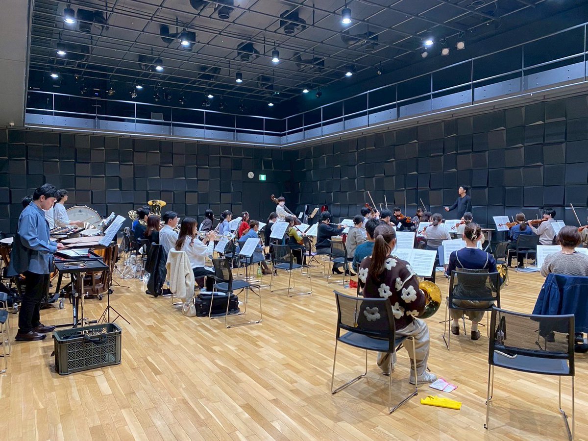 orchestrakippis's tweet photo. 先週と今週の週末で、指揮者の粟辻聡先生@so_awatsuji をお迎えし、第1回・第2回指揮者トレーニング行いました！
練習の様子をお届けします🌼
これからどんな演奏が作り上げられていくか楽しみです✨

#kippis🥂 https://t.co/tzDidiEJdl