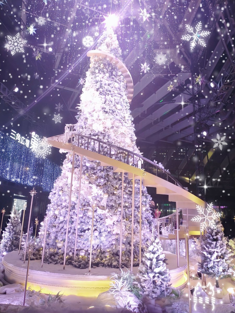 真っ白で可愛すぎる クリスマスツリー🎄🤍 📍新宿 三井住友ビル 三角