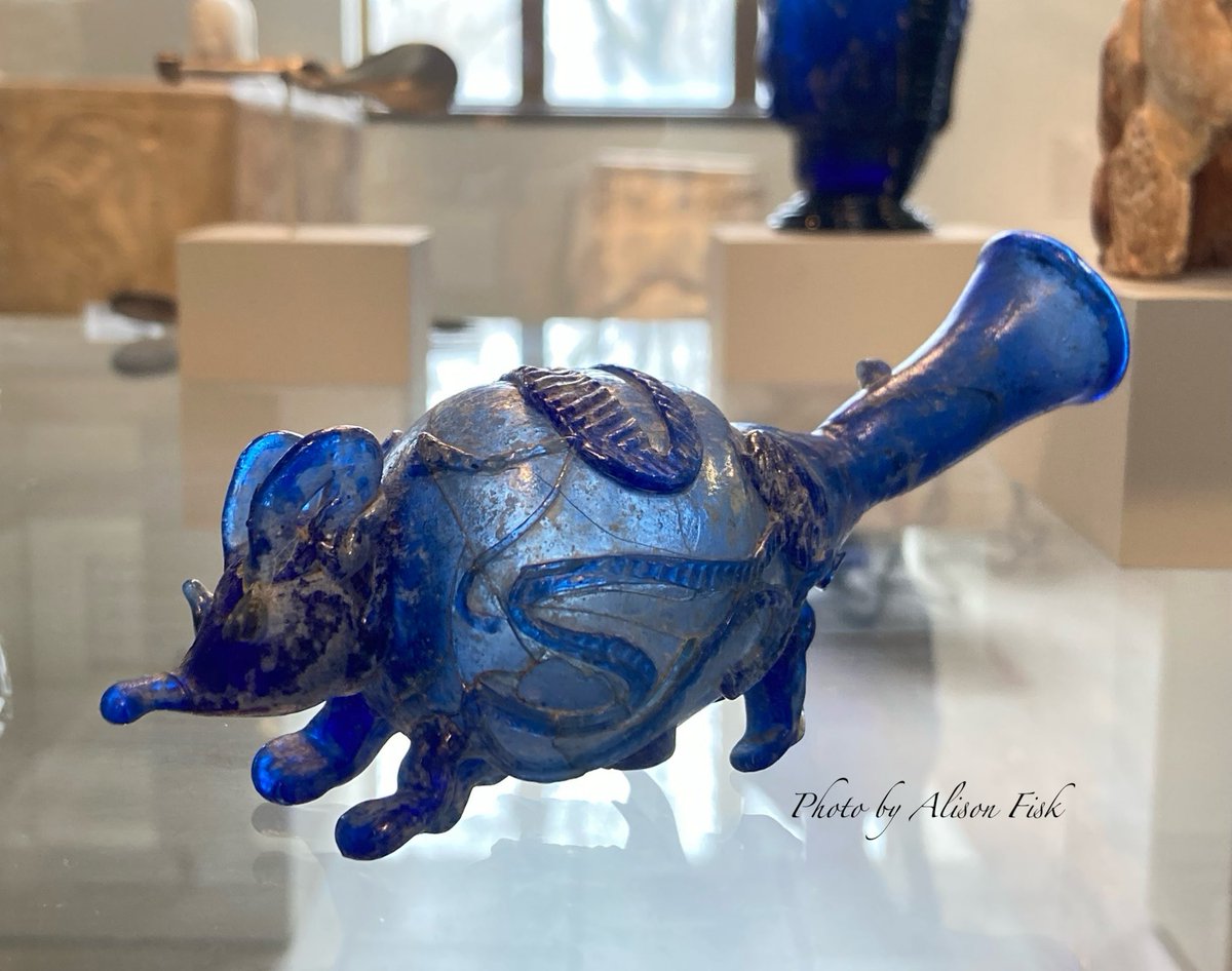 Something lovely for the weekend! A 1,800 year-old Roman glass flask shaped like a mouse! 

Squeak squeak! 🐭❤️

📷 by me metmuseum.org/art/collection…