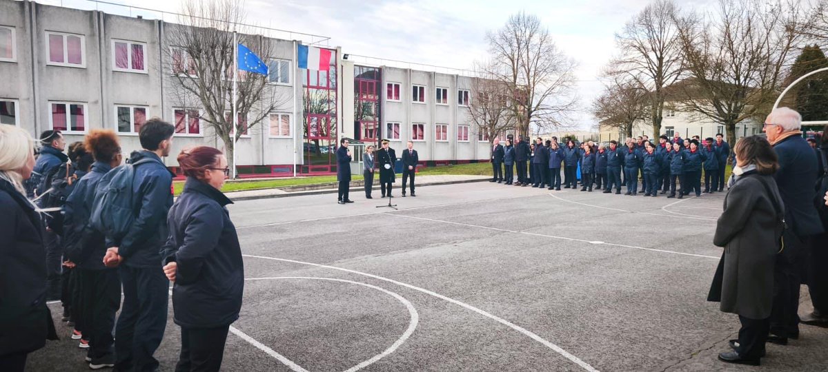 edevalroger's tweet image. Visite de l’EPIDE de Margny-lès-Compiègne avec le ministre du Travail, accueillie au nom du @CD_oise  avec Sandrine Connell. Échanges avec les #jeunes et les équipes : un outil efficace d’insertion et d’accès à l’emploi pour des jeunes motivés.