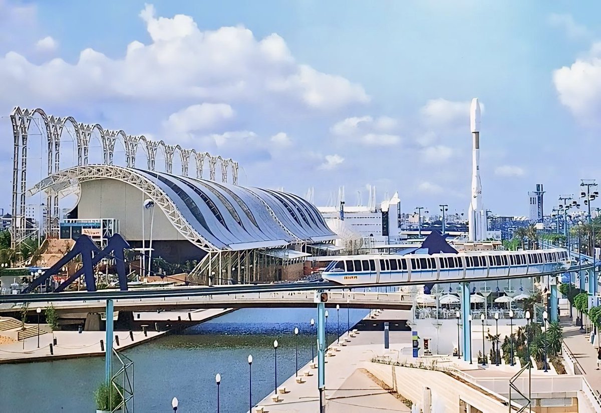 Jujonomi87's tweet photo. Después de décadas de abandono se termina por destrozar un espacio urbano contemporáneo de la Expo92 que fue copiado en ciudades de todo el globo como símbolo de modernidad, sin ir más lejos la Ciudad de las Artes y la Ciencias de Valencia. Unas ganan, y Sevilla siempre pierde. https://t.co/5zfLqtvZKv