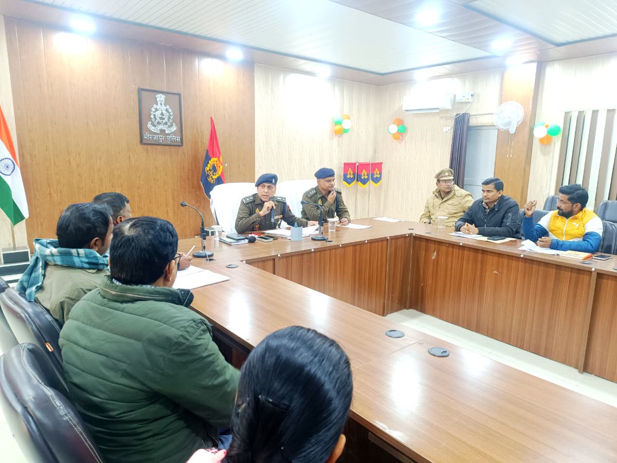 mirzapurpolice's tweet photo. #सोमेन_बर्मा #SSP_Mirzapur के निर्देशन में #Addl_SP_Op. द्वारा Student Police Experiential Learning(SPEL)Program phase-3 के तहत चयनित स्नातक के छात्र/छात्राओं को 30 दिवस के प्रशिक्षण में पुलिस की कार्यप्रणाली, कानून व्यवस्था व साइबर अपराध सहित अन्य बिन्दुओं पर जानकारी दी गयी। https://t.co/6sW1wmgB5X