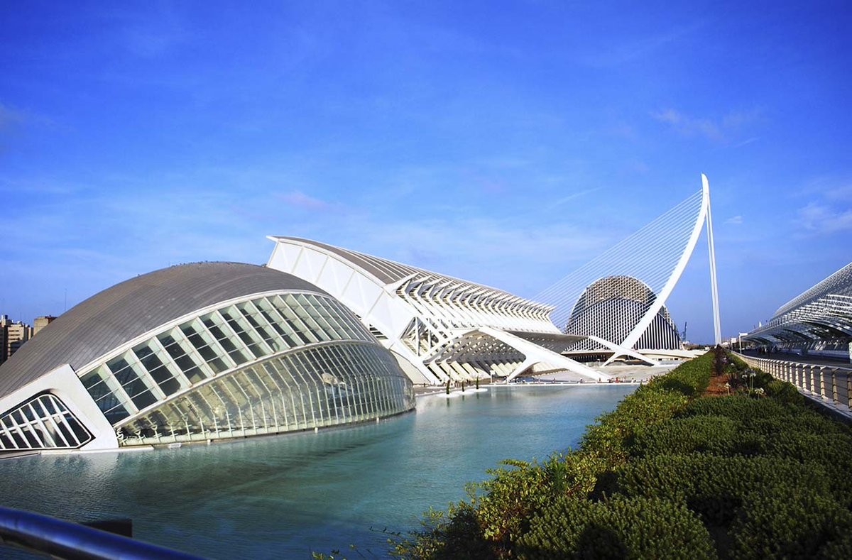 Jujonomi87's tweet photo. Después de décadas de abandono se termina por destrozar un espacio urbano contemporáneo de la Expo92 que fue copiado en ciudades de todo el globo como símbolo de modernidad, sin ir más lejos la Ciudad de las Artes y la Ciencias de Valencia. Unas ganan, y Sevilla siempre pierde. https://t.co/5zfLqtvZKv