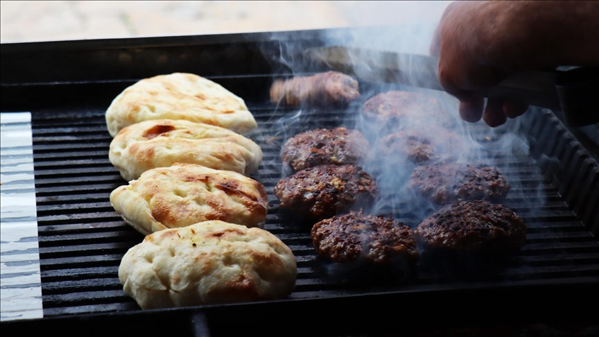 🥩 Balkanların meşhur lezzetlerinden kaşarlı köftesi Şarska, Kuzey Makedonya'nın vazgeçilmez lezzetleri arasında yer alıyor v.aa.com.tr/3776280