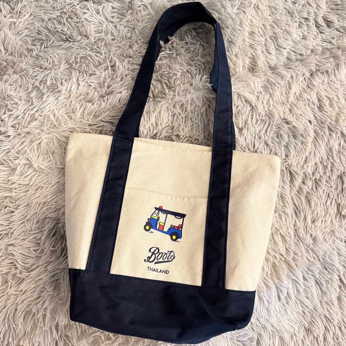 ทุกคนกระเป๋า boots น่ารักมาก ทรงคล้ายที่เค้าฮิตๆกันอยู่ตอนนี้เลย แต่ 99 บาทเอง มี 2 ลายให้เลือกด้วย นี่ชอบลายตุ๊กตุ๊กมาก ㅜㅡㅜ