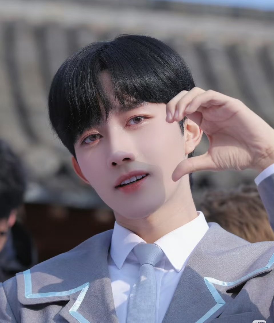 Eliot really deserves the world 🥺 May he get kindness and understanding from those who love him, and may he be protected from those who wish him harm. He will shine brighter and soar higher, and I trust karma will clap back on all those naysayers ✨️🦋⭐️