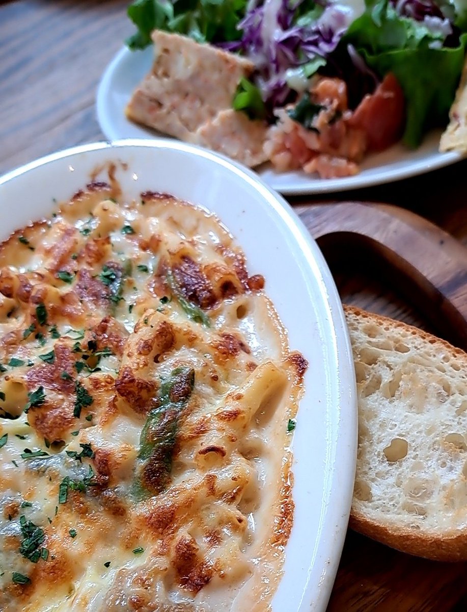 ヒーター付きテラス席でグラタンを食べながらお薦めのお煎餅と教育話で盛り上がって楽しかった。デパ地下のクリスマス惣菜を眺めて心弾むアラフォー(お腹いっぱいなので見るだけ😂)