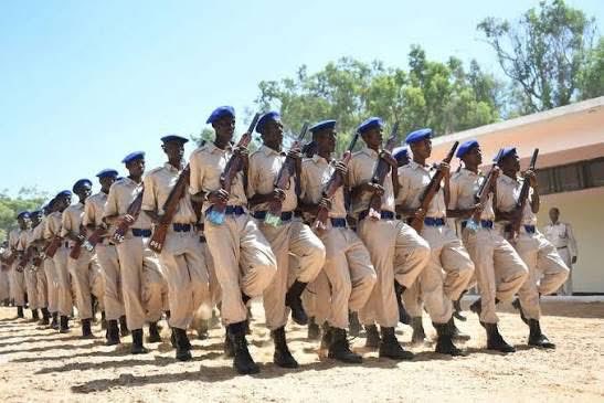 Hambalyo Sarreeyeyaasha, Saraakiisha, Saraakiil Xigeennada, Alifleeyda iyo Dableeyda Ciidanka Booliiska Soomaaliyeed iyo qoysaskooda oo maanta u dabbaal dagaya sanad guuradii 82aad ee aasaaska hay’addan. Waxaad muujiseen dhabar adayg, feejignaan iyo ka warqab bulsho. Guuleysta.