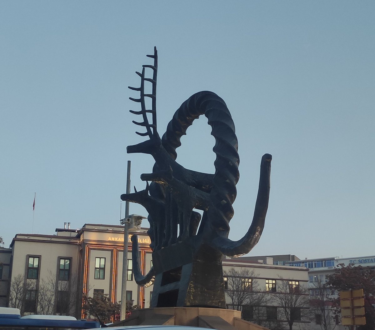 Dün akşam üzeri jüri görevi için bulunduğum ASBÜ'den çıktığımda Ankara'nın iki ikonik heykeliyle trafikte selamlaştım. Anadolu'nun ortasındaki şu bozkır nice zenginlikleri barındırıyor, değil mi😊. Gel de sevme şu şehri 🌸❤️🧿
