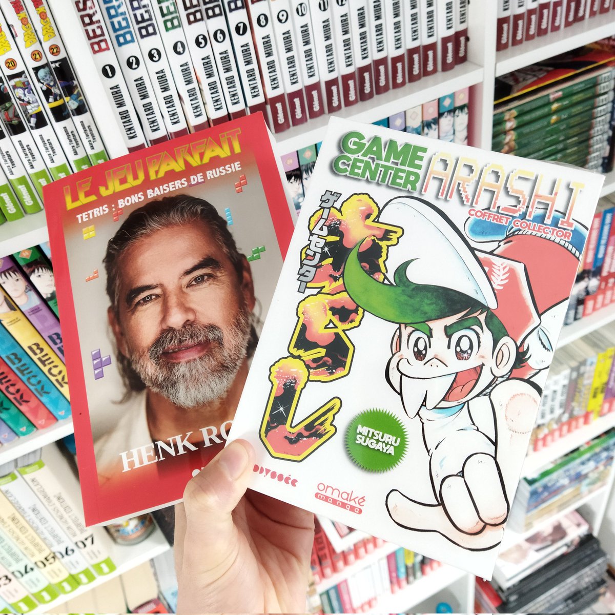 ENFIN !
Après plus d'un mois à être baladée d'un centre de tri à un autre, ma commande de la boutique #Odyssée est là ! <a href="/Odyssee_gg/">Odyssée</a>
J'ai hâte de lire le fameux #GameCenterArashi 🎮✨ de <a href="/msugaya/">すがやみつる</a> 🤩
Et la biographie de <a href="/HenkRogers/">Henk Rogers</a> s'annonce passionnante et pleine de surprises 😁