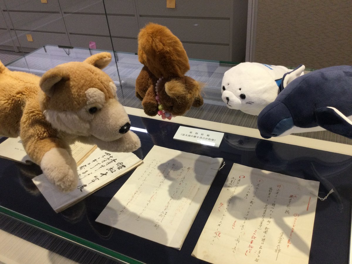 お次は図書館の２階を冒険。文学館コーナーというおへやを見つけたよ！顔出しパネルもあって遊んでみたよ♪