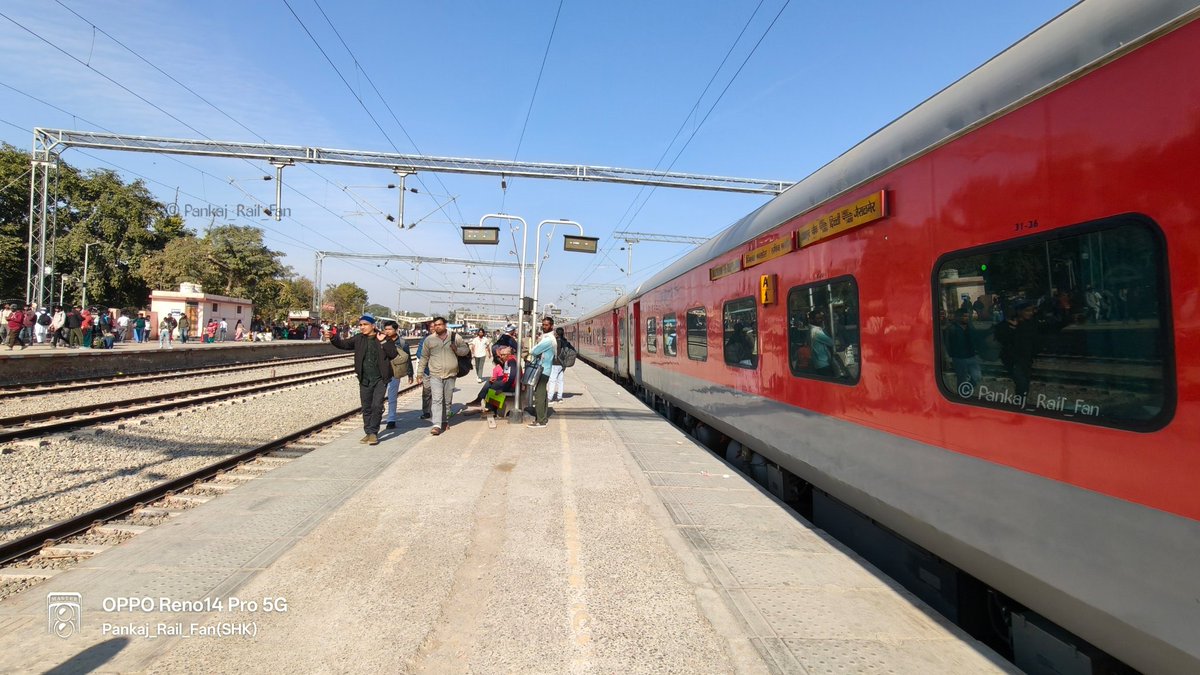 PankajRailFan's tweet photo. रींगस जंक्शन के प्लेटफार्म संख्या 03 पर खड़ी हाल ही में LHB रेक में परिवर्तित हुई गाड़ी संख्या 14087 दिल्ली-जैसलमेर रुणिचा एक्सप्रेस।
#Delhi #Jaisalmer #RunichaExpress https://t.co/mrXFL2jI3B