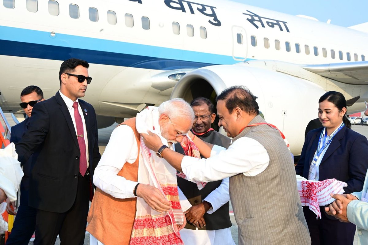 स्वागतम सुस्वागतम् 🙏

असम के पुण्य भूमि पर भारत के यशस्वी प्रधानमंत्री माननीय श्री <a href="/narendramodi/">Narendra Modi</a> जी का हार्दिक स्वागत है।

#PMModiInAssam