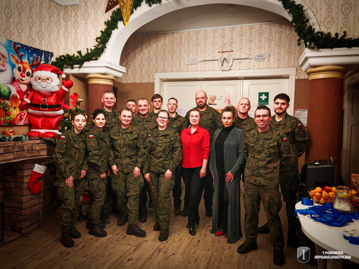 1BLogBydgoszcz's tweet photo. 🎄 Świąteczna Radość – kolejny piękny rozdział wspólnego dobra 🎁Już po raz kolejny żołnierze #2blog, na czele z zastępcą dowódcy mjr. Marcinem Przepiórą, odwiedzili Dom Dziecka „Słoneczna Przystań”, niosąc ze sobą świąteczną atmosferę, uśmiech i prawdziwą radość🙂 https://t.co/Fh2jXBtyzS