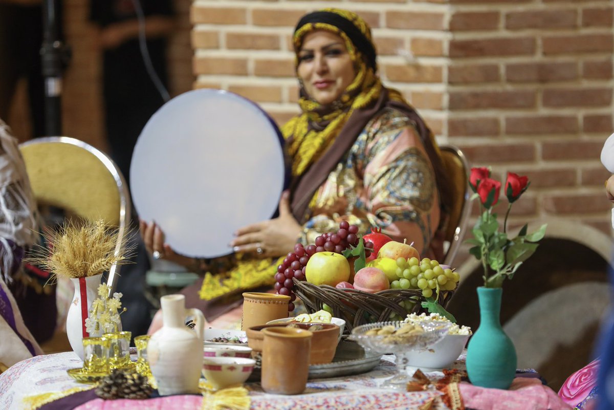 ardabil_cthh's tweet photo. آیین چیلله گئجه‌سی یا شب یلدا در استان اردبیل با دور هم‌نشینی، برپایی کرسی و آماده کردن خوراکی‌ها و تنقلات مخصوص شب‌های سرد زمستان همراه است.
شب سرد چله با نفس‌های گرم خانواده‌ها در کنار هم سحر می‌شود و نوید روزهای نو از راه می‌رسد.

#شب_یلدا
#چیلله_گئجه‌سی
#اردبیل
#اردبیل_ببین https://t.co/6vigLNiSSw