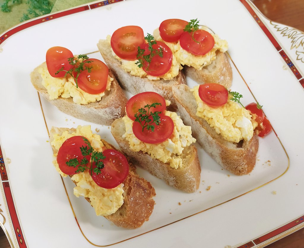 友人宅での　Xmas Party🎄
みんなで準備してPartyを始めましょ♫
オープンサンドはハーブやピンクペッパー等のスパイスを使うだけで華やかに✨
少しの量でお味のアクセントにもなります✨
なんのハーブ？どんなお味？と会話も弾みます🌿

#ハーブのある暮らし　#フェンネル　#チャービル　#チャイブ