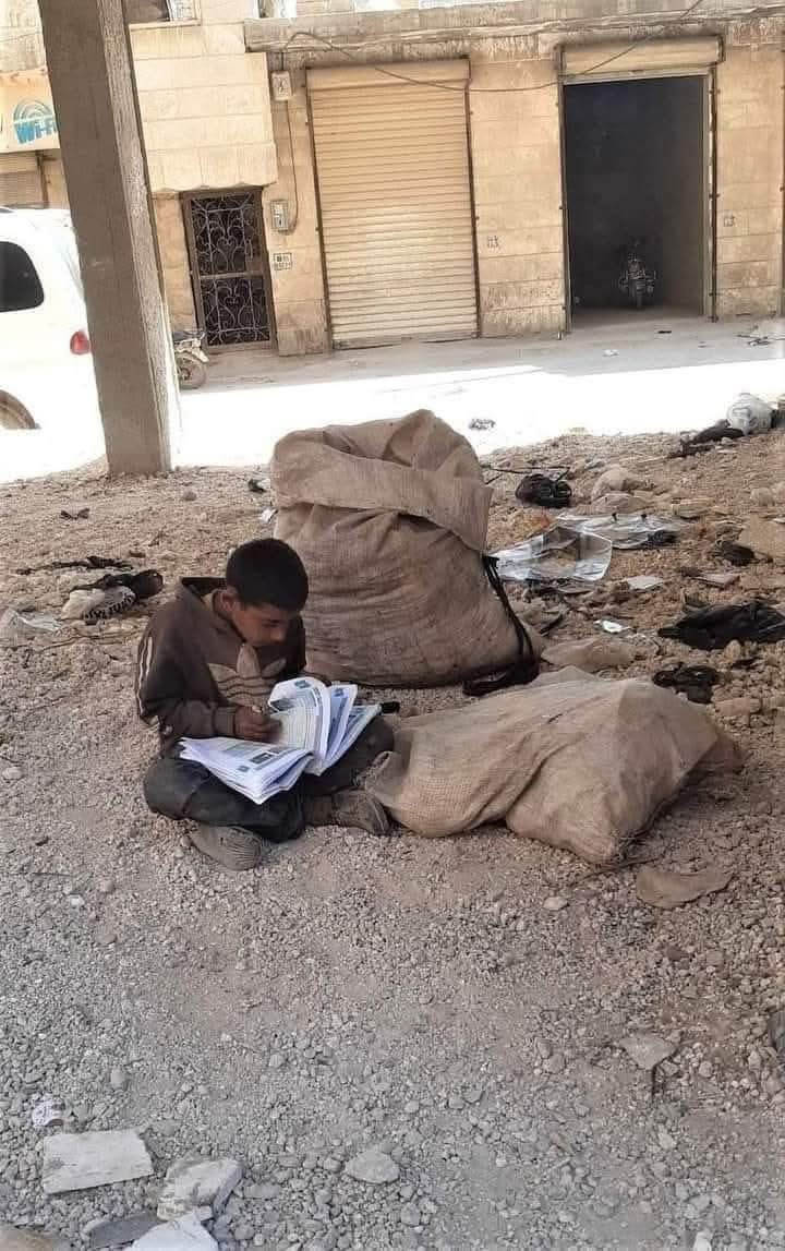 AntonellaNapoli's tweet image. Ahmed è un bambino siriano, nel cercare cartoni nella spazzatura per venderli, ha trovato un libro. Si è seduto e ha iniziato a leggere.
La speranza in una foto: l’unica fonte che può tenere vivo l’ultimo barlume di resilienza che spinge qualsiasi essere umano a sopravvivere.…