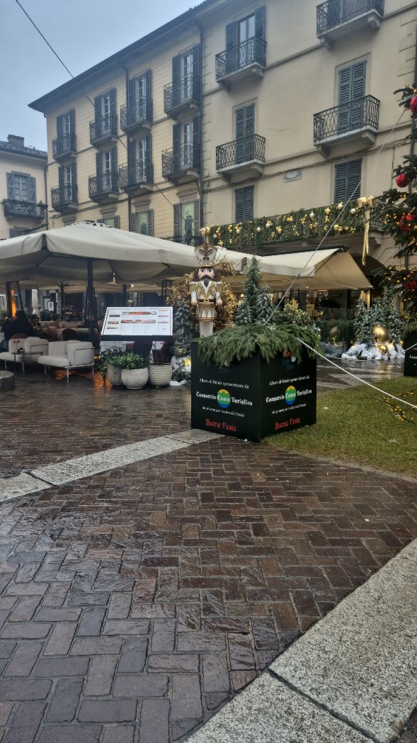 sharrybelly97's tweet photo. 17/12/2025 Como pre Natale https://t.co/ms4vYPFmwa
