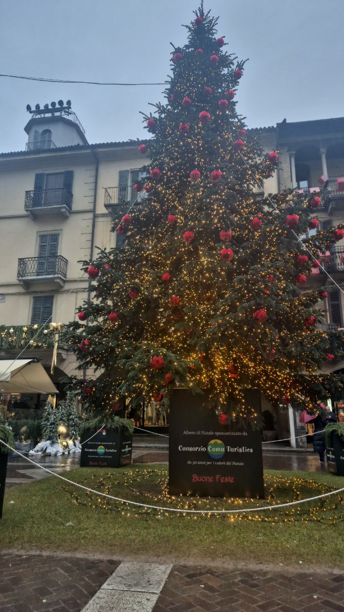sharrybelly97's tweet photo. 17/12/2025 Como pre Natale https://t.co/ms4vYPFmwa