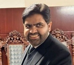 ذہنی مریض عاصم منیر کا پالتو سور، جس نے عمران خان کو ایک جعلی کیس میں آج ۱۷ سال کی ناحق سزا سنائی۔

فوج کے پالے ہوئے سور بھی ان کی طرح شکل سے ہی حرامی لگتے ہیں۔