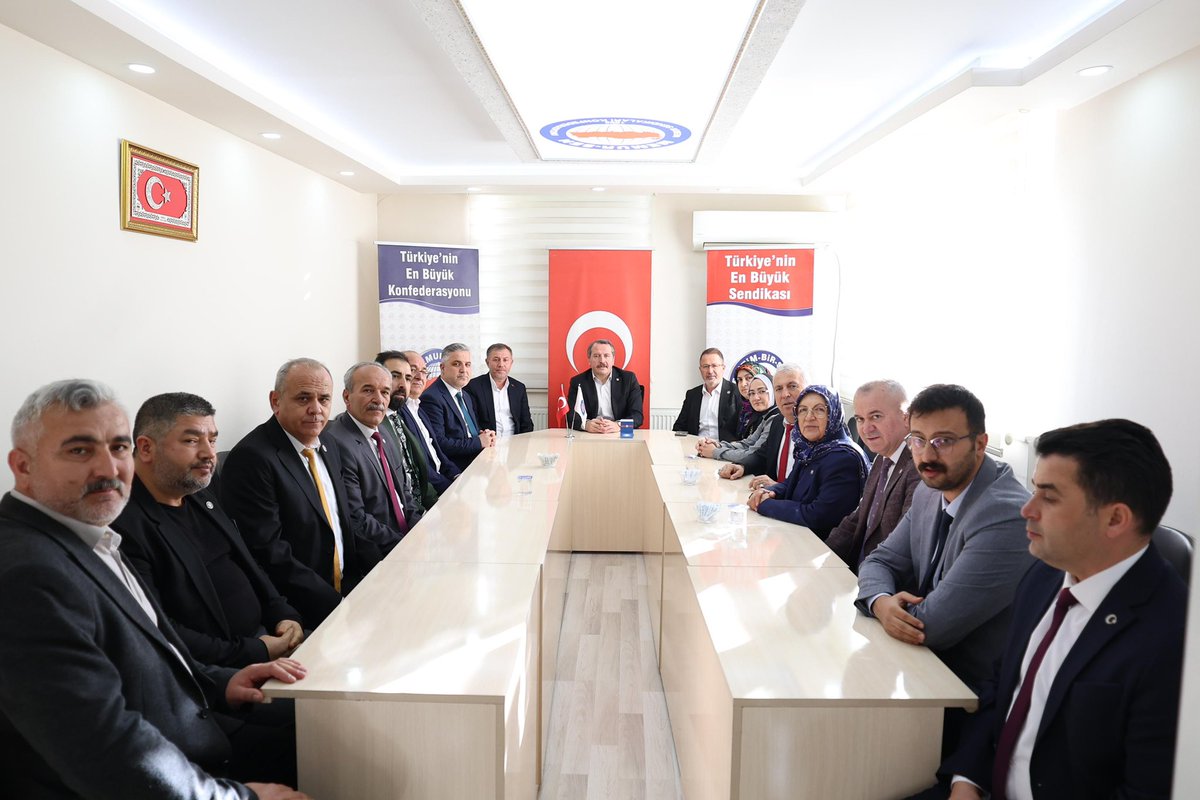 _aliyalcin_'s tweet photo. Memur-Sen Burdur İl Temsilciliğimizi ziyaret ederek il teşkilatlarımızla bir araya geldik

Memur-Sen’imize bağlı sendikalarımızın şube başkanı/il temsilcileri ve komisyonlarımızın temsilcileri ile bir araya gelerek sendikal gündem başta olmak üzere gündemdeki hususları konuştuk.

Memur-Sen İl Temsilcimiz Murat Bulut’un şahsında Burdur’daki lider kadromuzu emekleri, gayretleri, birlik, beraberlikleri için kutluyorum.

#İyikiMemurSenvar