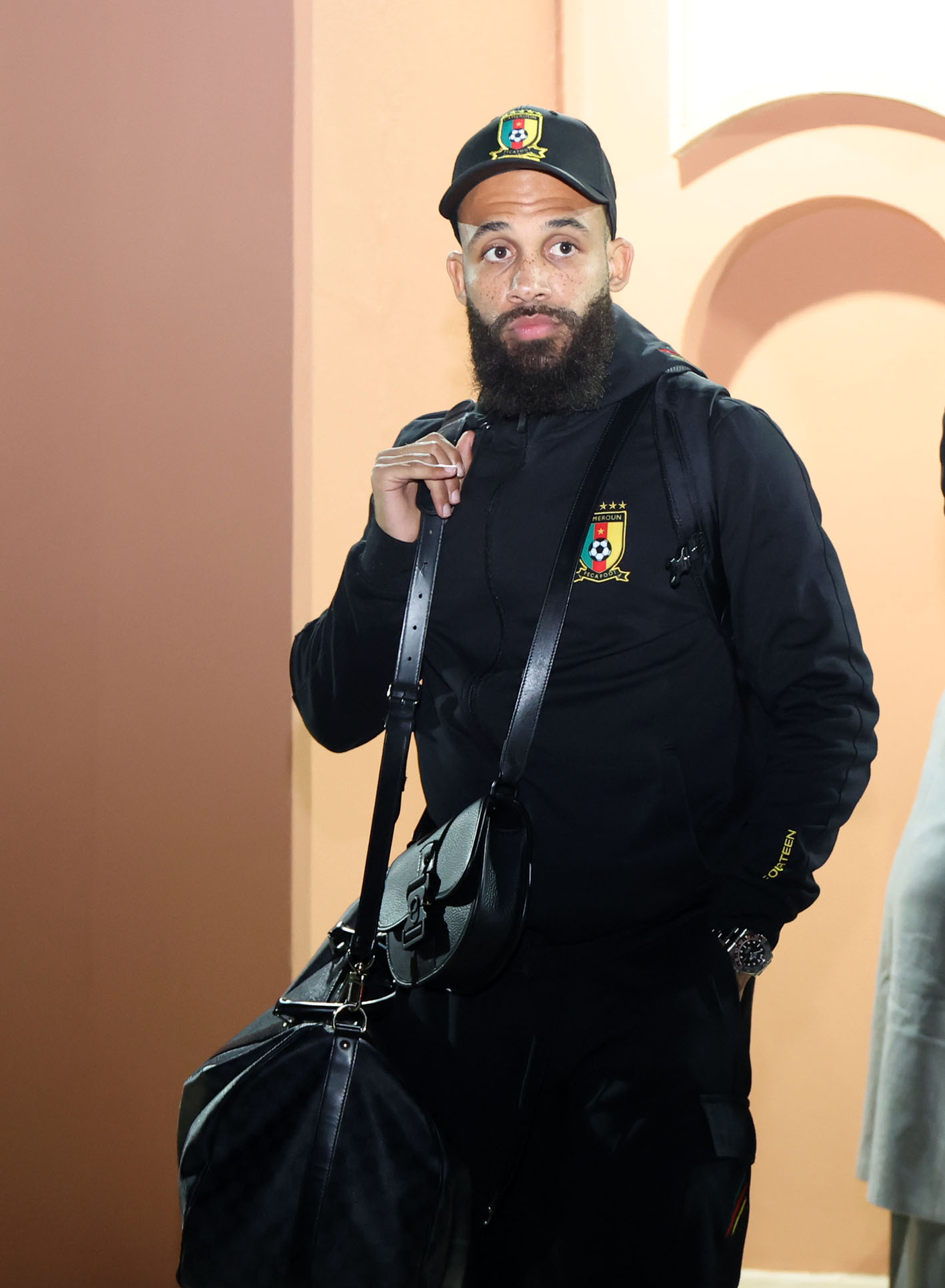 على رأسهم مبيومو... وصول لاعبي الكاميرون إلى المغرب استعداداً لخوض منافسات #كأس_أمم_أفريقيا 