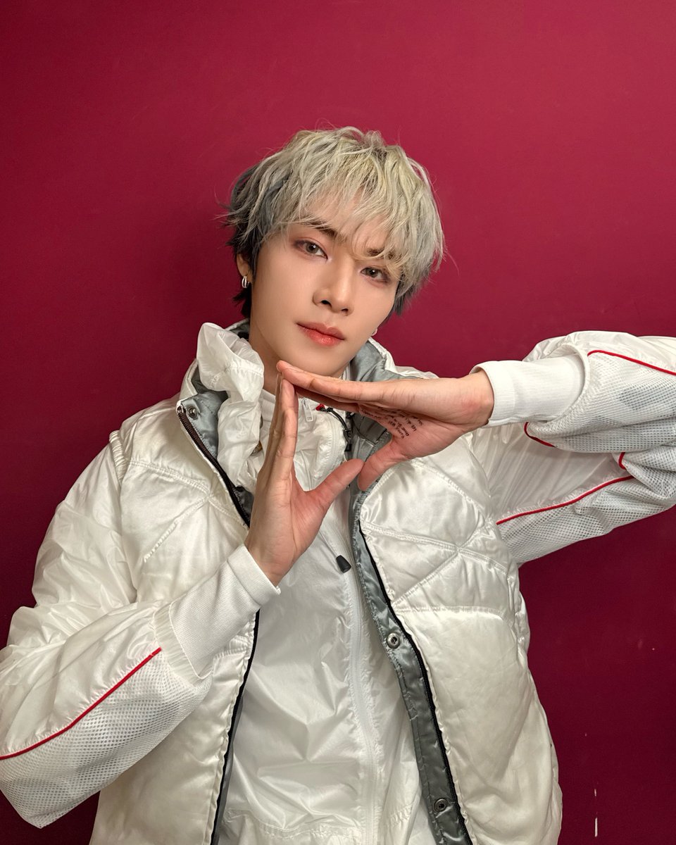 WayV_official's tweet photo. 👋🤫💚 

#XIAOJUN
#WayV #威神V #白色定格
#WayV_EternalWhite https://t.co/jzilGIZ5HD