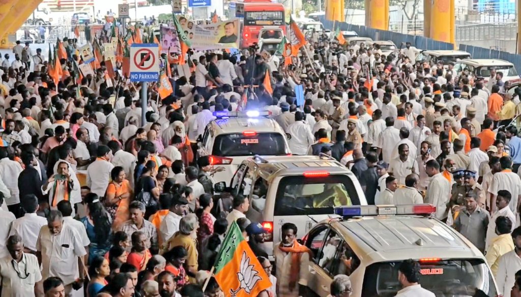 சென்னைக்கு வந்தபோது எனக்குக் கிடைத்த அன்பான வரவேற்பைக் கண்டு மனம் மகிழ்ந்தேன். தமிழக பாஜகவின் தொண்டர்களுக்கு எனது மனமார்ந்த நன்றியைத் தெரிவித்துக் கொள்கிறேன். 

I extend my heartfelt thanks to the devoted BJP karyakartas of Tamil Nadu for the warm welcome on my arrival in