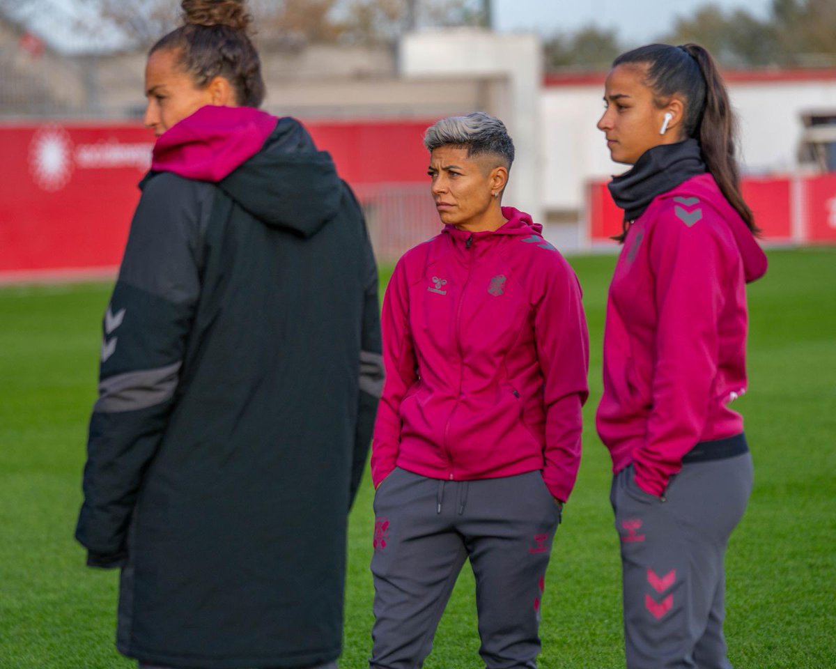 🤍💙 Las nuestras sobre el verde 📸 

#UnMismoLatido #CostaAdejeTenerife #CDTFemenino