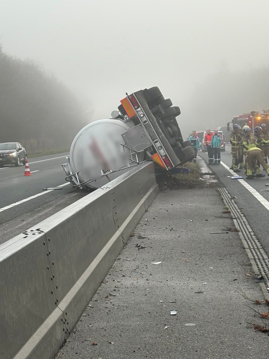 Gekantelde maiswagen op de A1