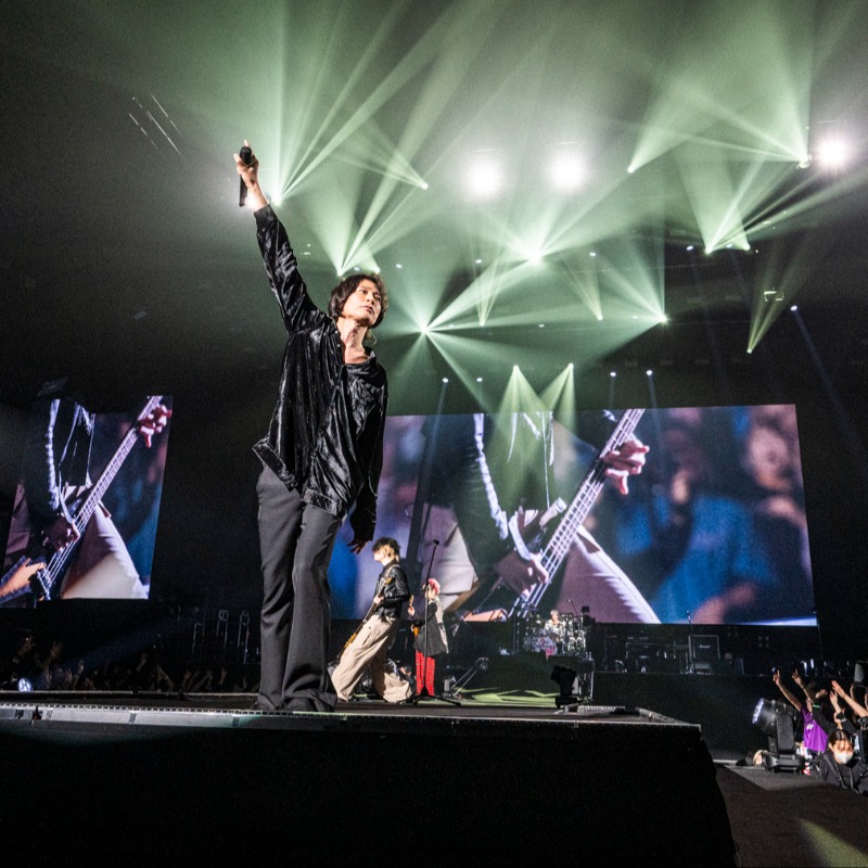 realsoundjp's tweet photo. ┊✧✧✧[Alexandros] ライブレポート✧✧✧┊

🔗https://t.co/139i5RaWds

[Alexandros]が信じ続けたもっと輝く日
歴代ドラマー大集結――
“大切な人たち”の存在と『VIP PARTY』の意味

／
📸ライブ写真はこちら（全14枚）
https://t.co/jzALjTNVIo
＼
#Alexandros #VIPPARTY25 @alexandroscrew