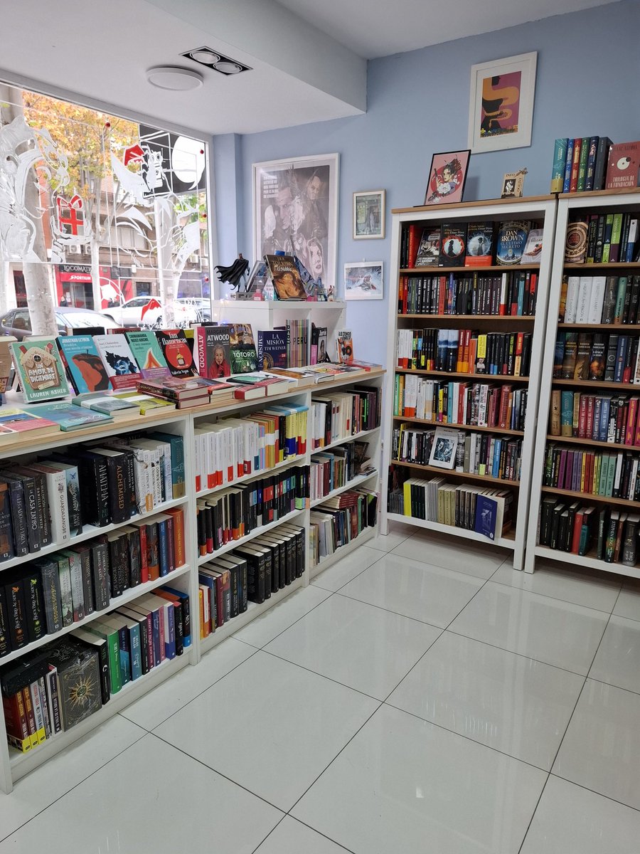 Estantes preparados y escaparate navideño adapado a las fechas. Venirse a visitarnos, que tenemos muchas ideas para leer, descansar, disfrutar e, incluso, regalar 🤪