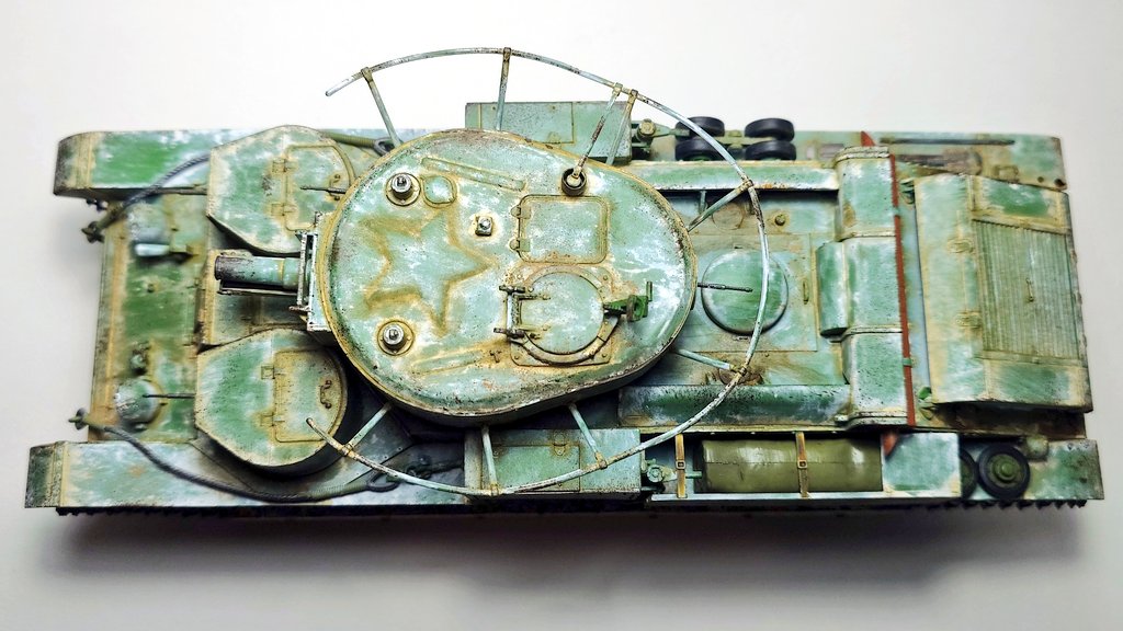 ズヴェズダ製1/35T-28完成しました！
履帯はフリウル製の金属履帯に置き換えしてます
初めて金属履帯組んだけど結構組みやすいね　黒染めも中々楽しい
こういう多砲塔戦車とか変な形の戦車好きですねぇ