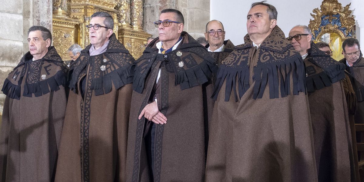 reisquarteu's tweet image. Capa de Honras e da identidade #mirandesa. Um traje nobre que carrega o peso das tradições: sapo.pt/artigo/capa-de… #Portugal #TrasOsMontes #MirandaDoDouro #cultura