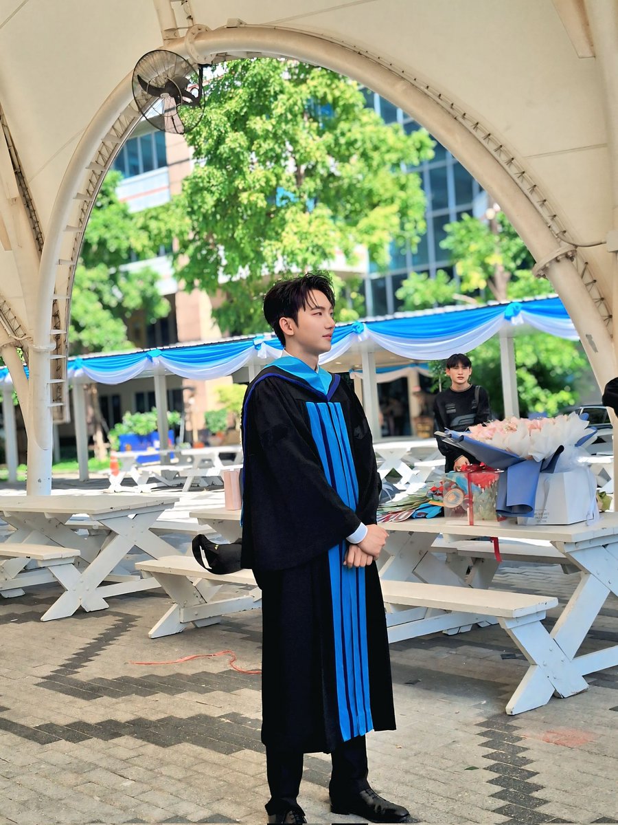 pupe_ogl's tweet photo. เอารูปพี่บัณฑิตมาฝาก ผมถ่ายมาได้แค่นี้😅 #TitleOfficiallyGraduated
#titlekrt https://t.co/n07BTc7rHP