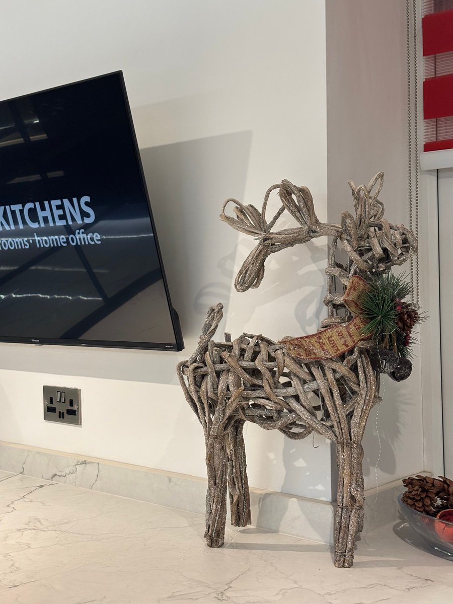 DirectKitchens1's tweet image. Come visit our festive showroom this December!

Gemma, Isabelle and the team are here to help turn your dream kitchen, bedroom or home office into a reality - now with 35% off all our kitchen ranges too! 

bit.ly/4472Av7 
184 Church St, Ecclesfield, Sheffield S35 9WG