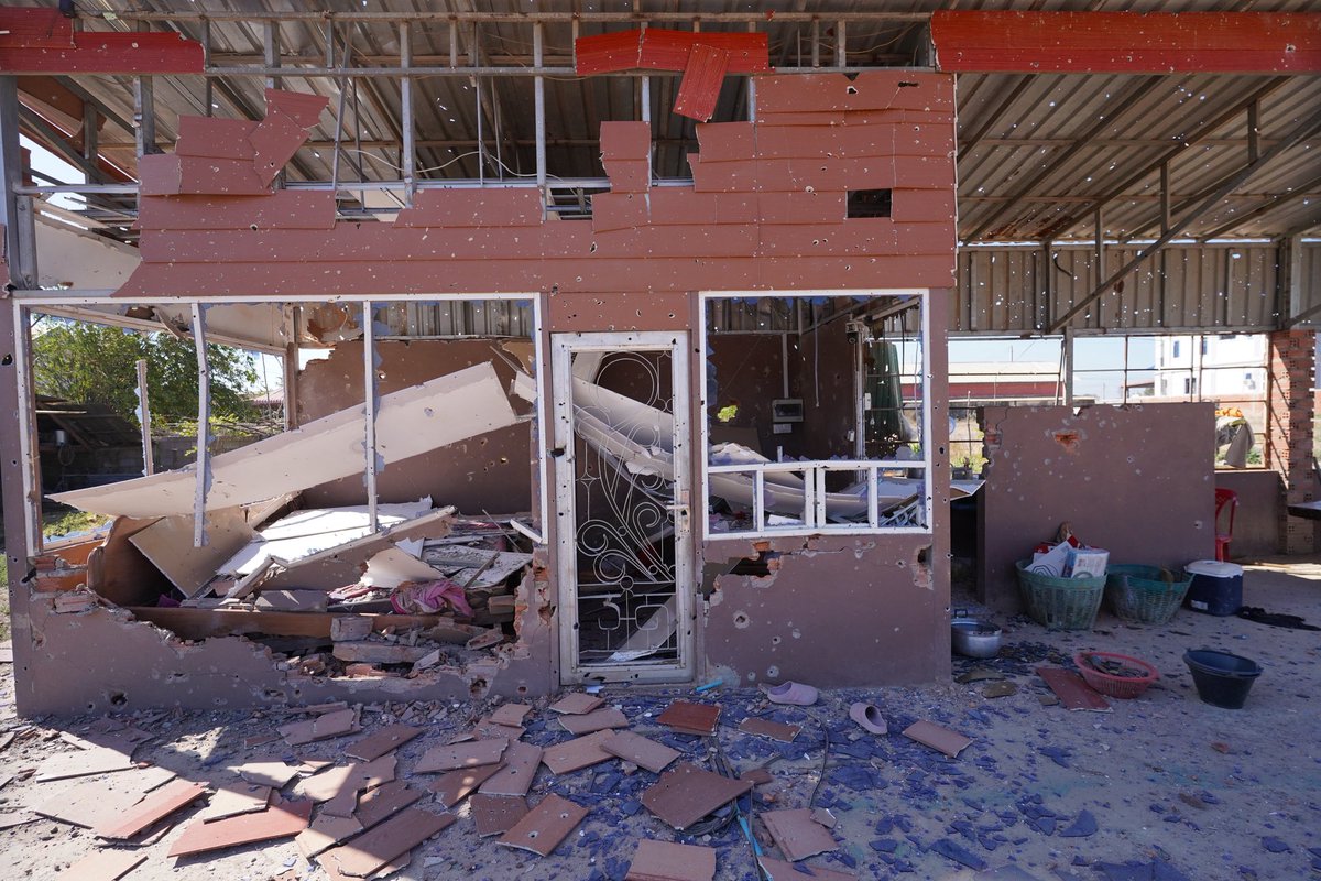 pheaktraneth's tweet image. Many homes of Cambodian civilians in Konkriel Sangkat, Samraong City, Oddar Meanchey Province, have been almost completely destroyed due to shelling and bombing carried out by invading Thai troops. As of December 20, 2025, it has been 14 days since the Thai armed forces launched